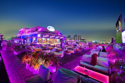 3 bars/lounges