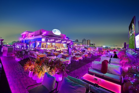 3 bars/lounges. Royal Ascot Hotel