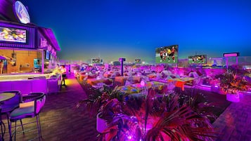 3 bars/lounges