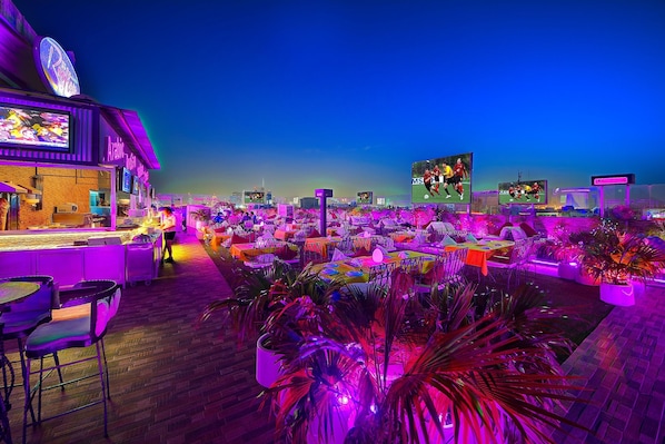 3 bares o lounges 