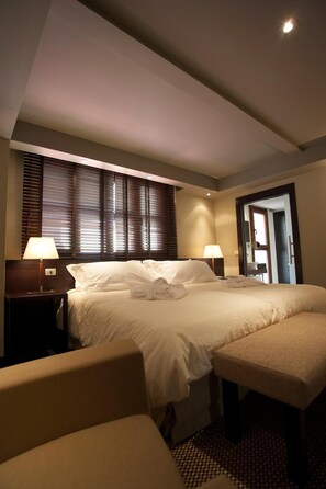 Minibar, in-room safe, iron/ironing board, free WiFi