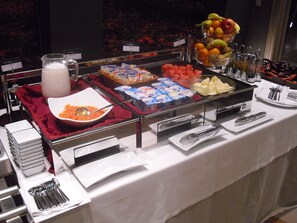 Petit déjeuner buffet (16 EUR par personne)
