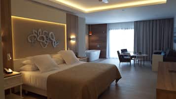 Pillowtop beds, in-room safe, desk, blackout drapes