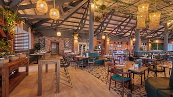 6 restaurantes; se sirven desayunos, comidas y cenas