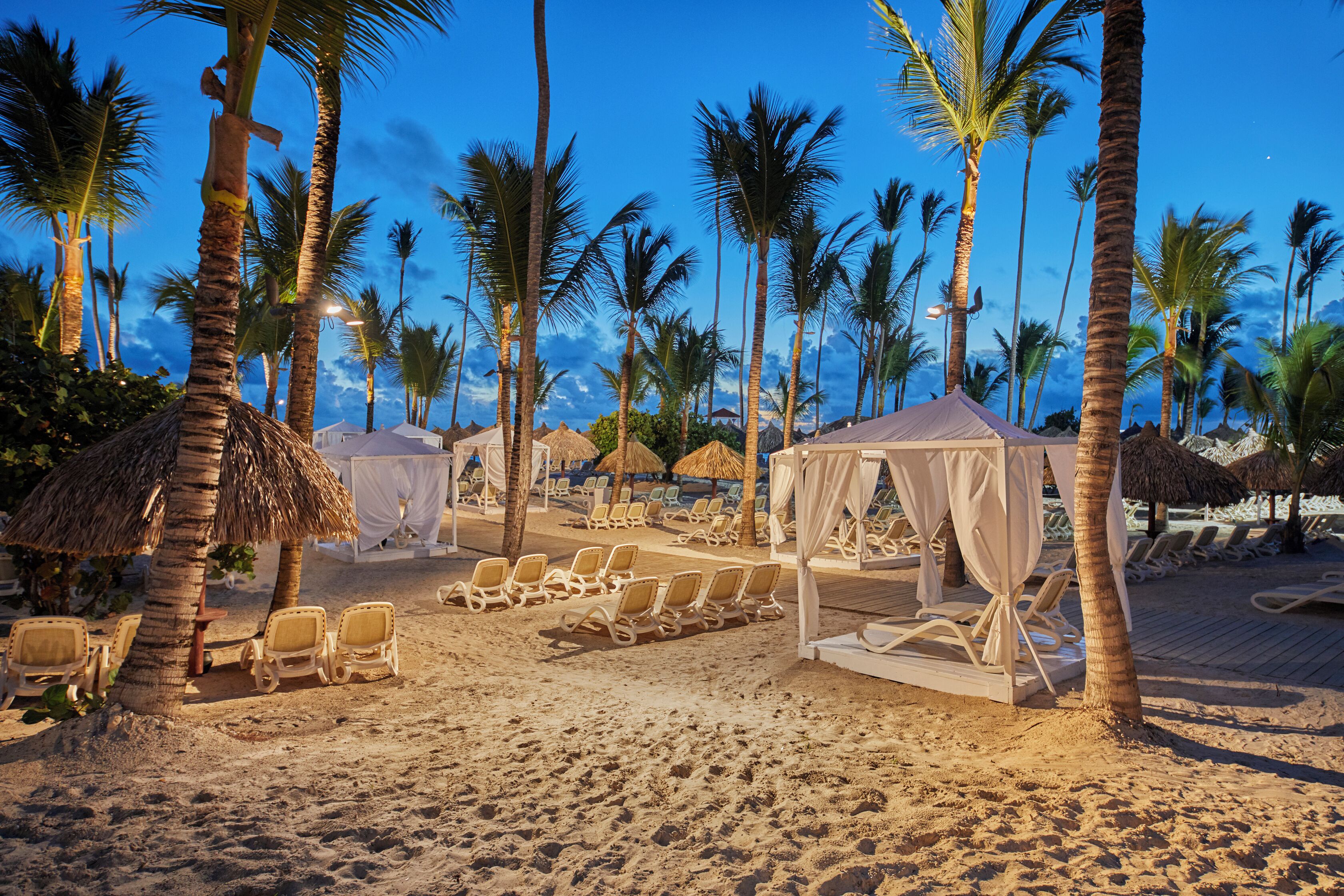 Playa privada, playa de arena blanca, sombrillas y toallas de playa 