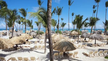 Playa privada, playa de arena blanca, sombrillas y toallas de playa
