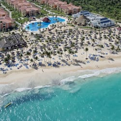 Playa privada, playa de arena blanca, sombrillas y toallas de playa