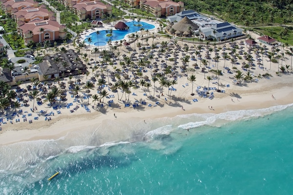 Private beach, white sand, beach umbrellas, beach towels
