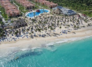Private beach, white sand, beach umbrellas, beach towels - Bahia Principe Escape Ambar - Adults Only - All Inclusive (Punta Cana)