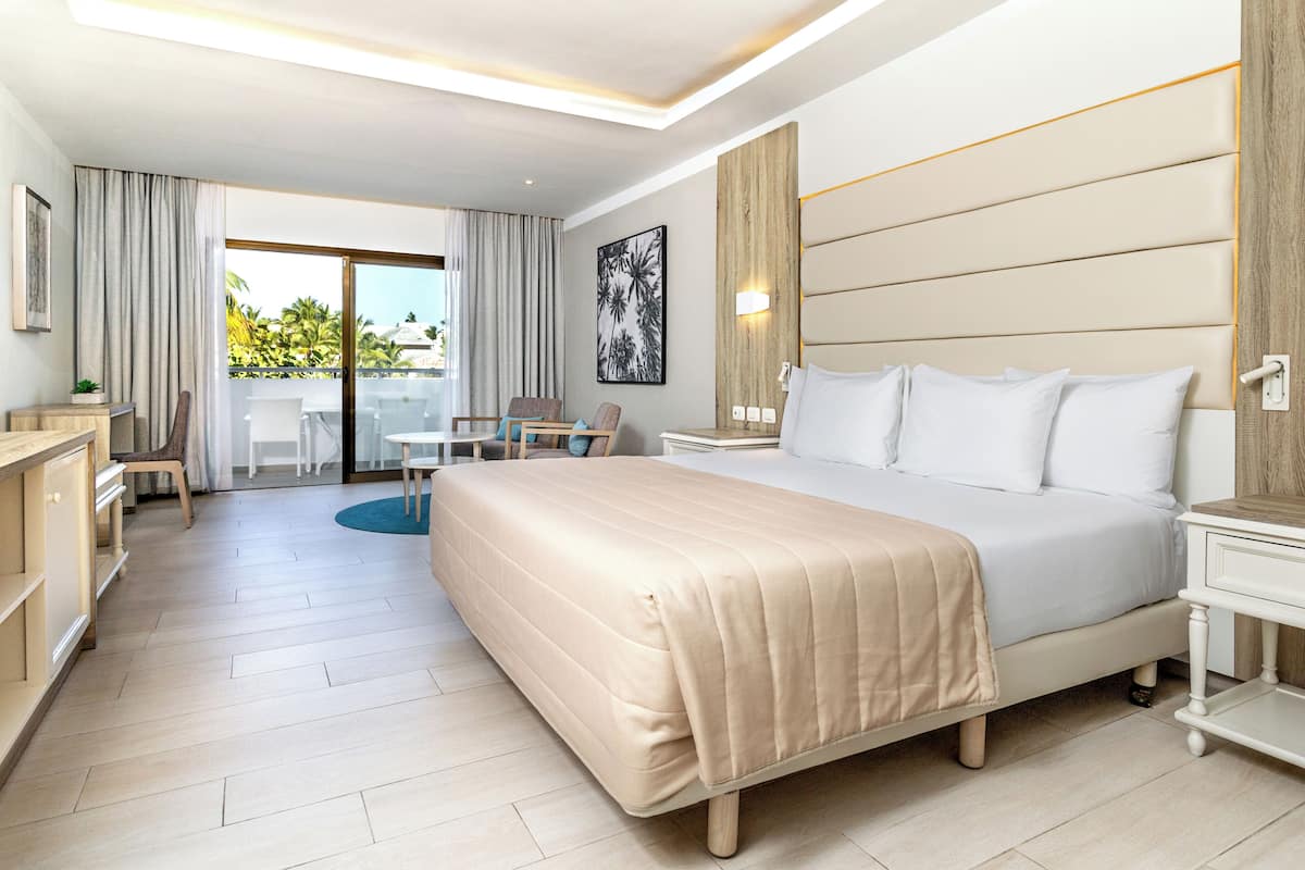 Pillowtop beds, in-room safe, desk, blackout drapes