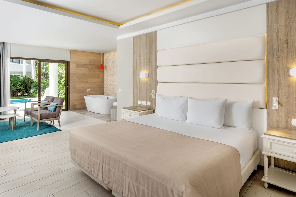 Pillowtop beds, in-room safe, desk, blackout drapes