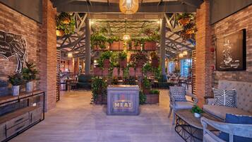 6 restaurants; breakfast, lunch and dinner served