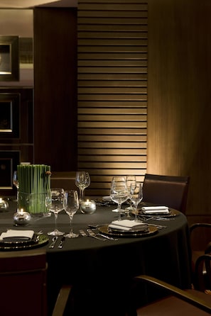 2 restaurants; breakfast, lunch and dinner served 