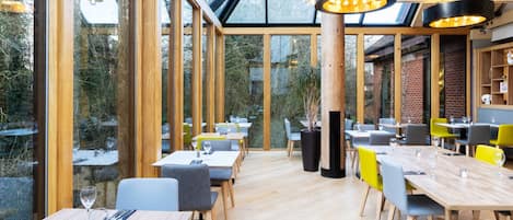 Breakfast and dinner served, international cuisine