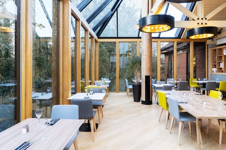 供应早餐和晚餐,国际美食. 假日酒店Hemel Hempstead M1, Jct. 8 by IHG