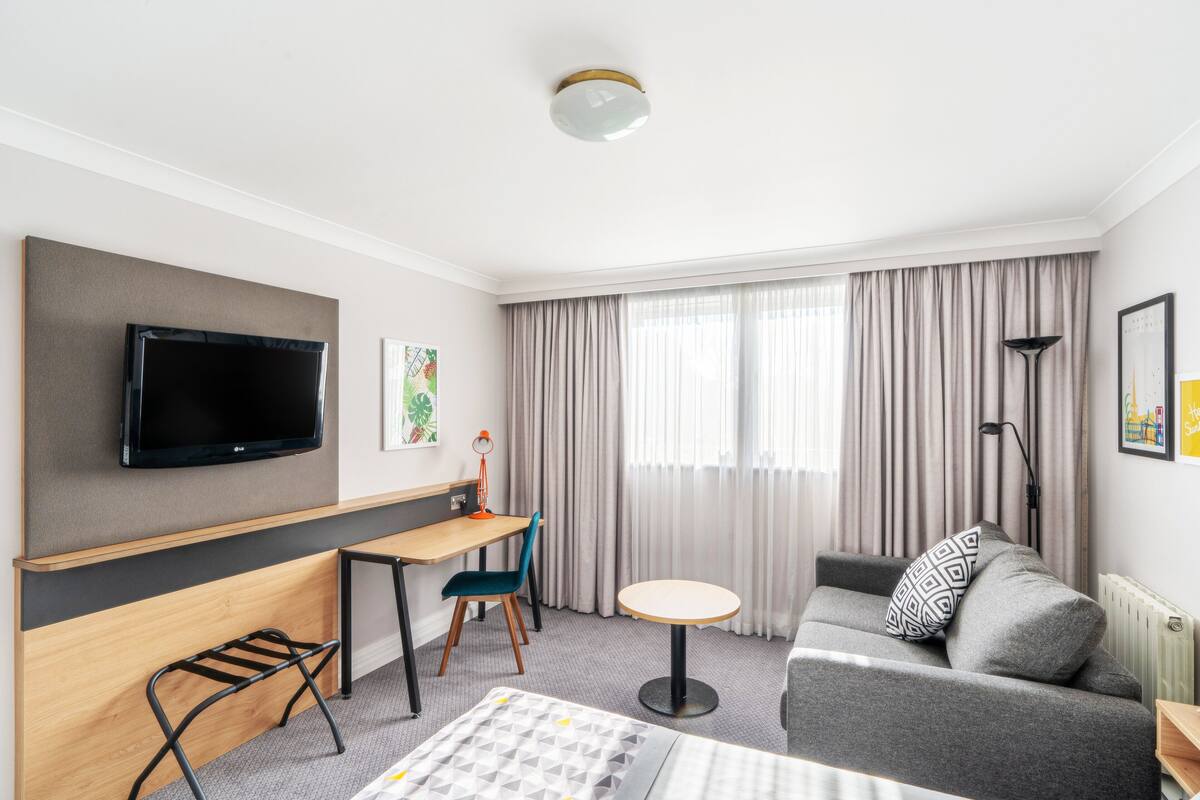 1 bedroom, hypo-allergenic bedding, minibar, in-room safe