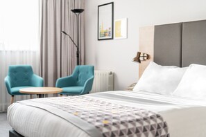 Ropa de cama hipoalergénica, minibar, caja fuerte y escritorio