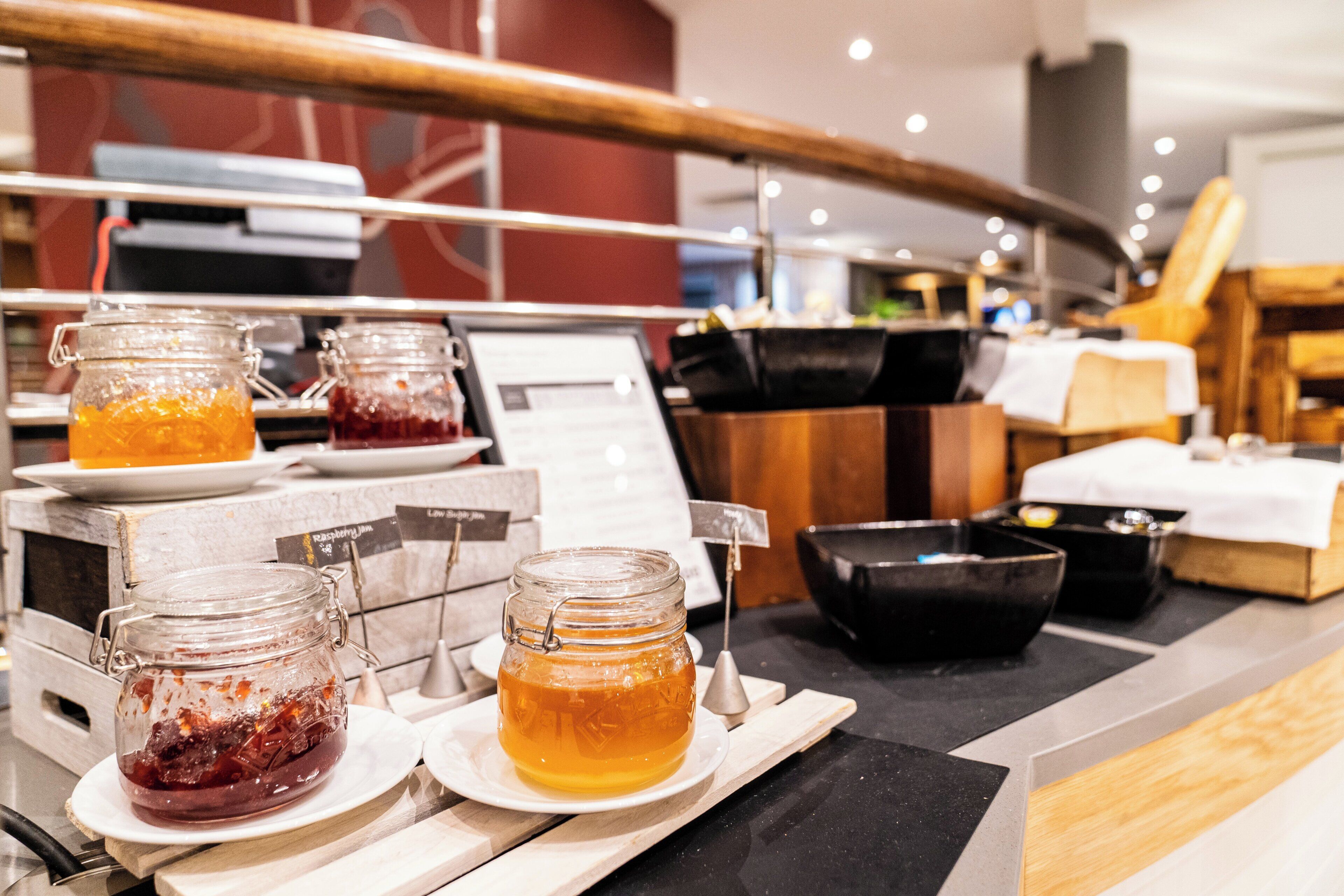 Un espace buffet proposant une variété de plats et d'accompagnements.