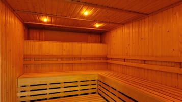 Una sauna de madera con bancos y techo inclinado.