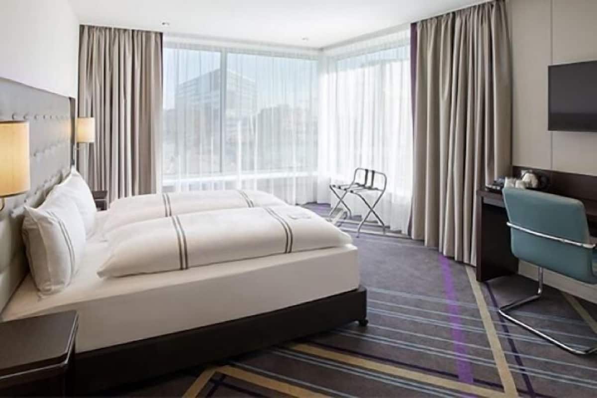 1 bedroom, in-room safe, blackout curtains, soundproofing