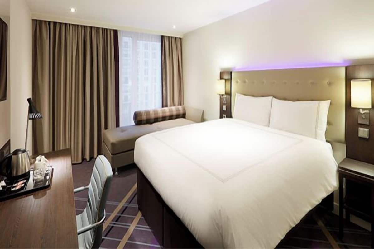 1 bedroom, in-room safe, blackout curtains, soundproofing