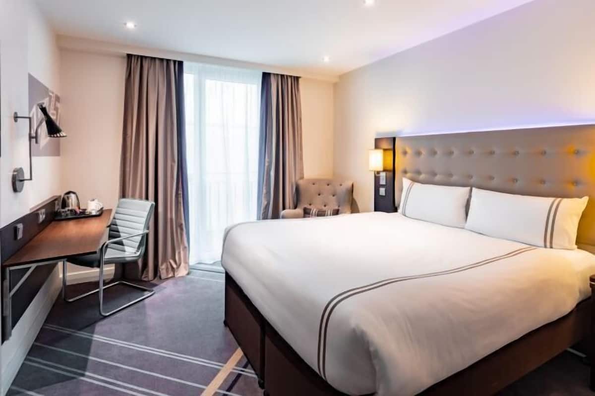 1 bedroom, in-room safe, blackout curtains, soundproofing