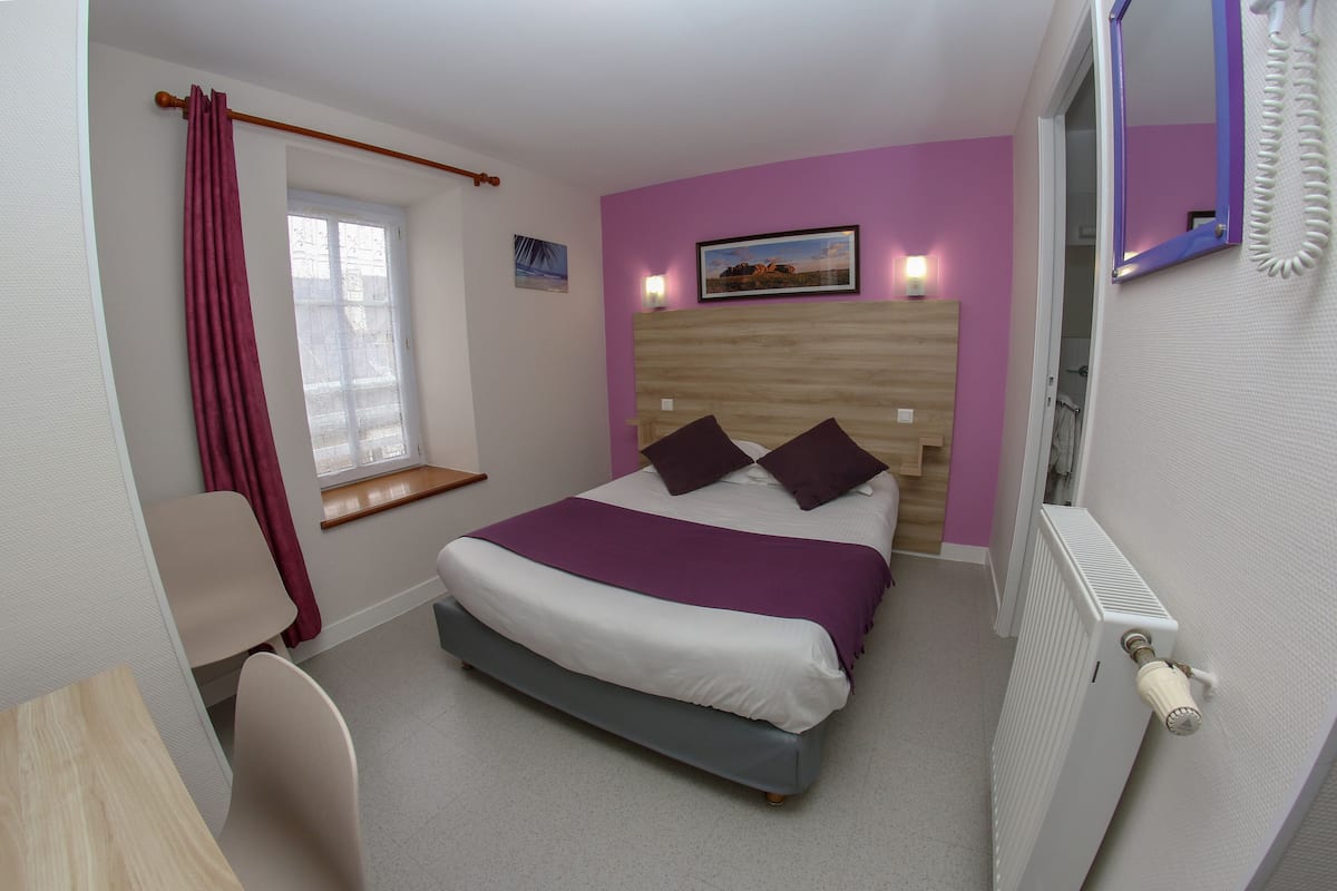 double room | hypo-allergenic bedding, desk, blackout curtains, soundproofing