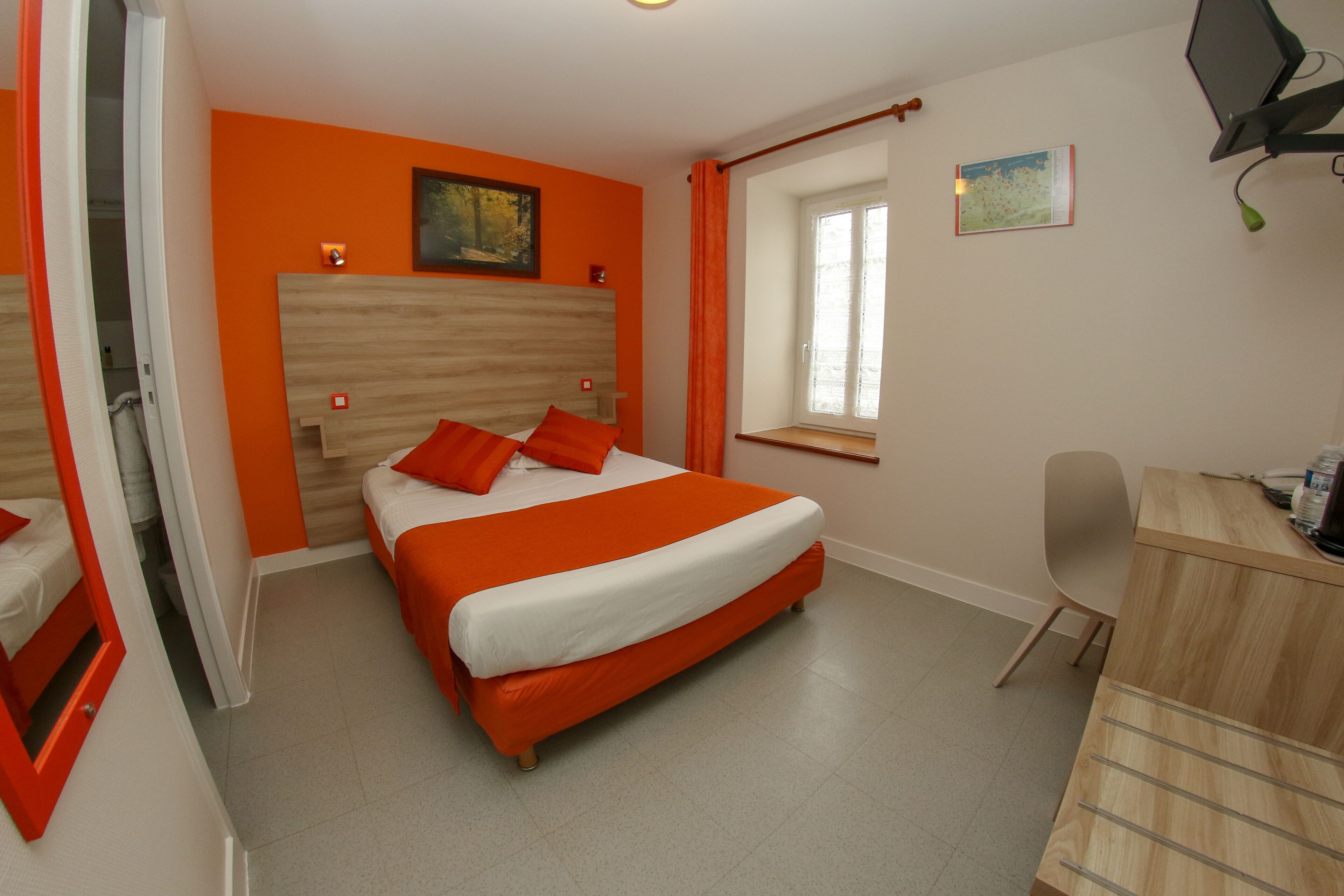 double room | hypo-allergenic bedding, desk, blackout curtains, soundproofing