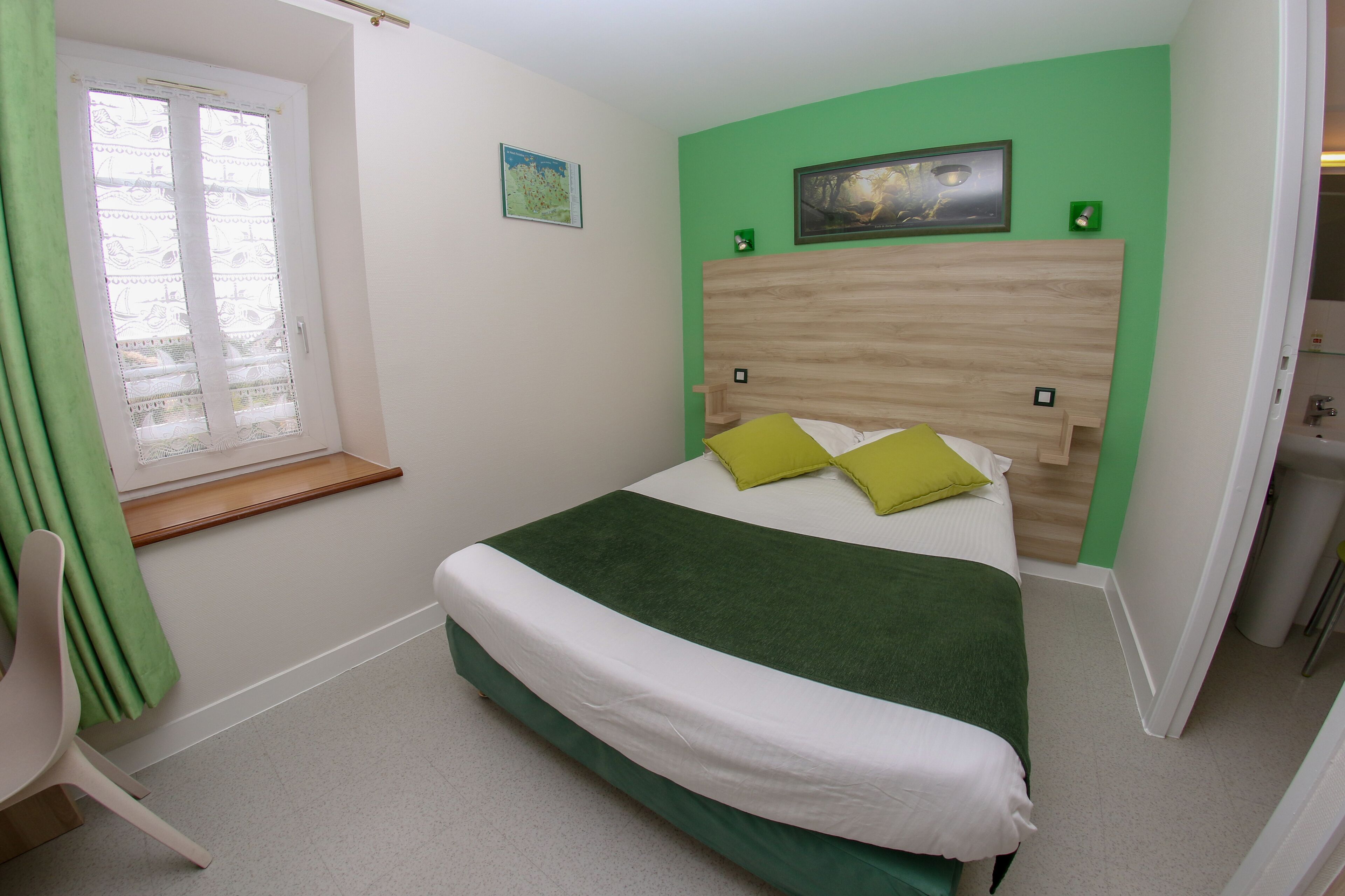 double room | hypo-allergenic bedding, desk, blackout curtains, soundproofing