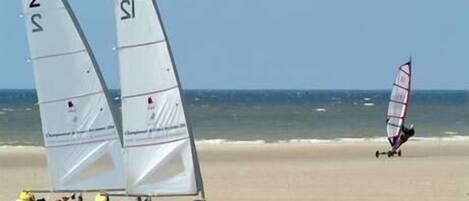 In Strandnähe, weißer Sandstrand