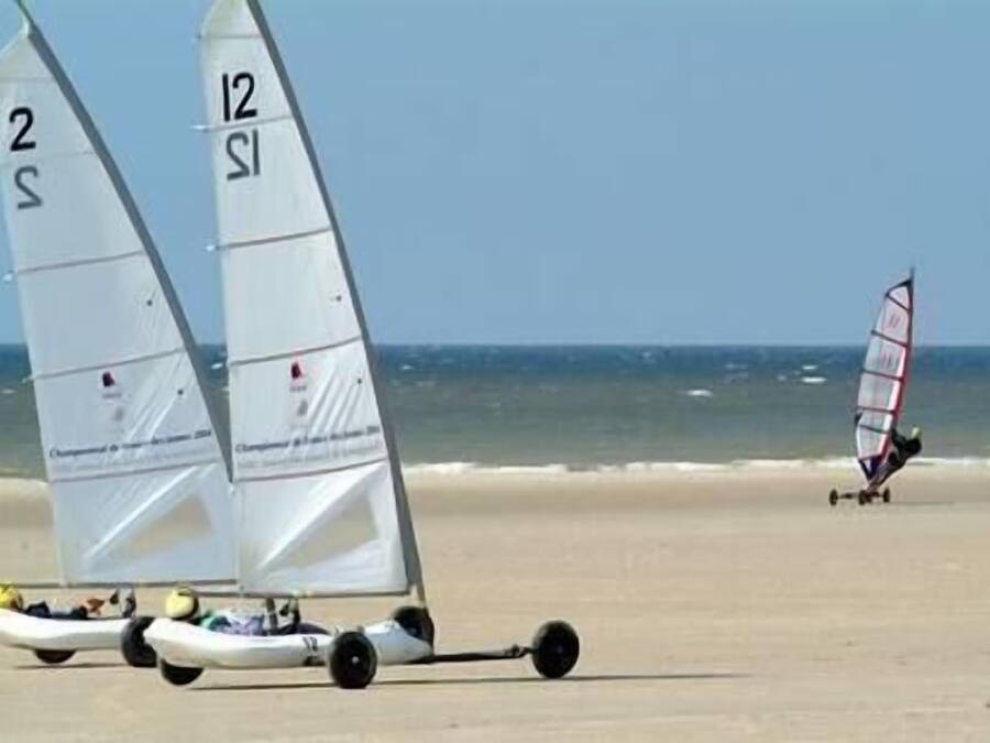 Una playa cerca, arena blanca