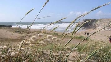 Una playa cerca, arena blanca