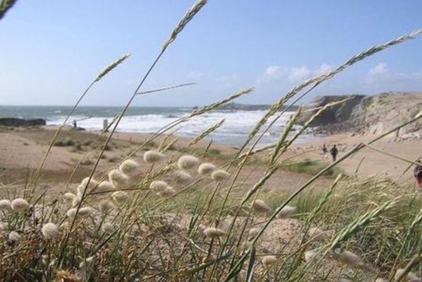 Una playa cerca, arena blanca