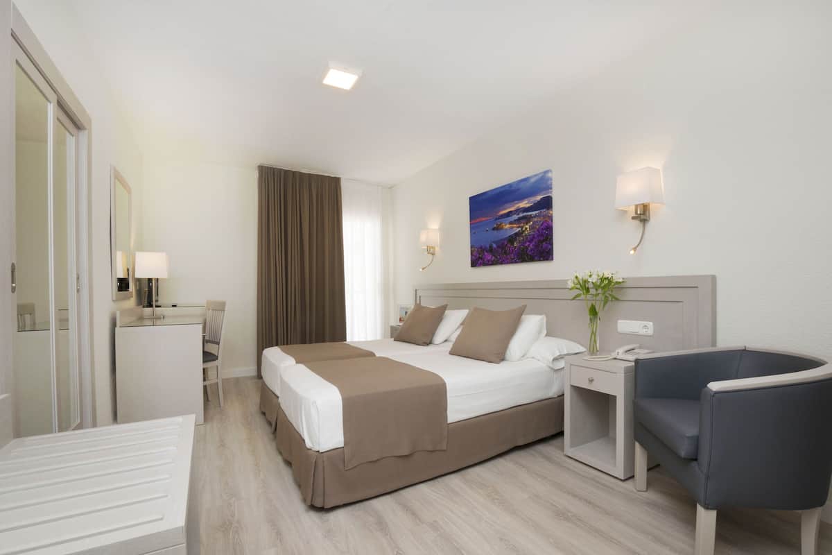 1 bedroom, in-room safe, desk, soundproofing