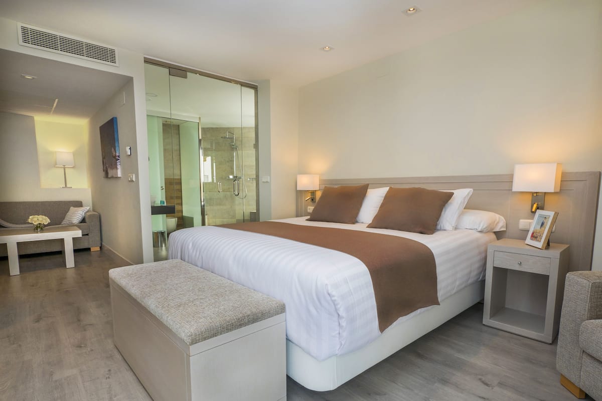 1 bedroom, in-room safe, desk, soundproofing