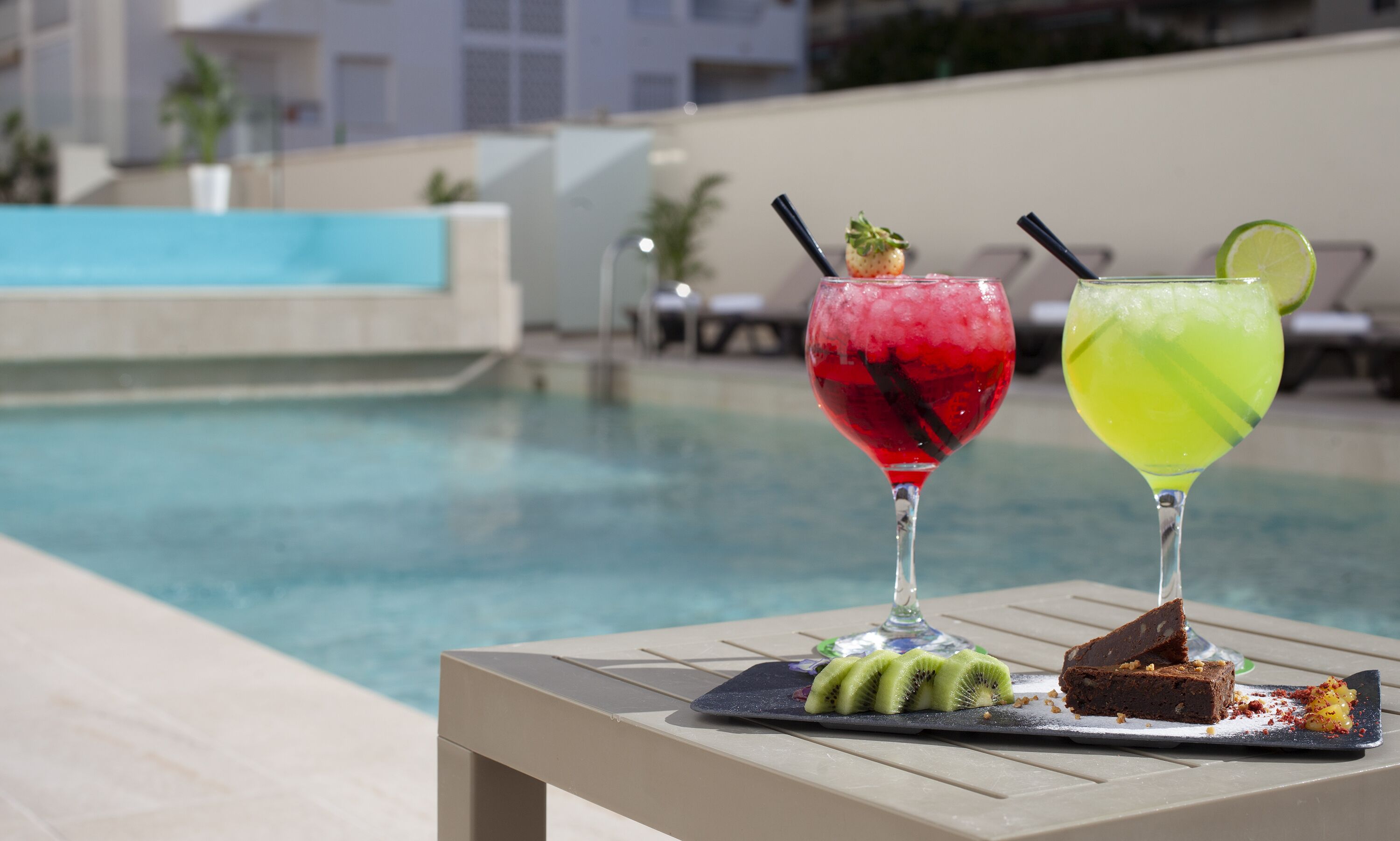 Una piscina al aire libre