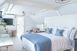 Minibar, desk, iron/ironing board, cribs/infant beds - Monkey Island Hotel (Maidenhead)