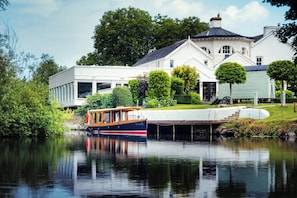 Exterior - Monkey Island Hotel (Maidenhead)