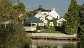 Exterior - Monkey Island Hotel (Maidenhead)