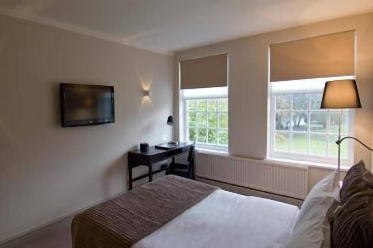 Minibar, desk, iron/ironing board, cots/infant beds