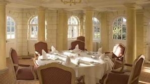 Family dining - Monkey Island Hotel (Maidenhead)