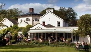 Exterior - Monkey Island Hotel (Maidenhead)