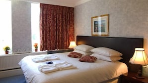 Minibar, desk, iron/ironing board (on request), cribs/infant beds - Monkey Island Hotel (Maidenhead)