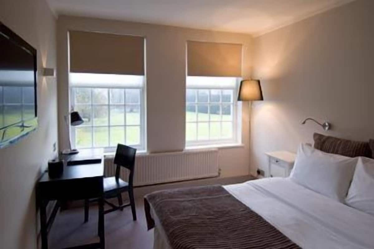 Minibar, desk, iron/ironing board, cots/infant beds