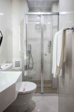 Minibar, caja fuerte, escritorio y sistema de insonorización