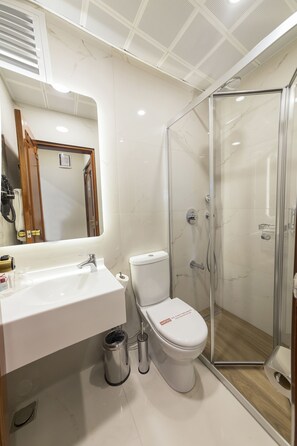 Triple Room | Minibar, in-room safe, desk, soundproofing - Vardar Palace Hotel - Special Class (Istanbul)