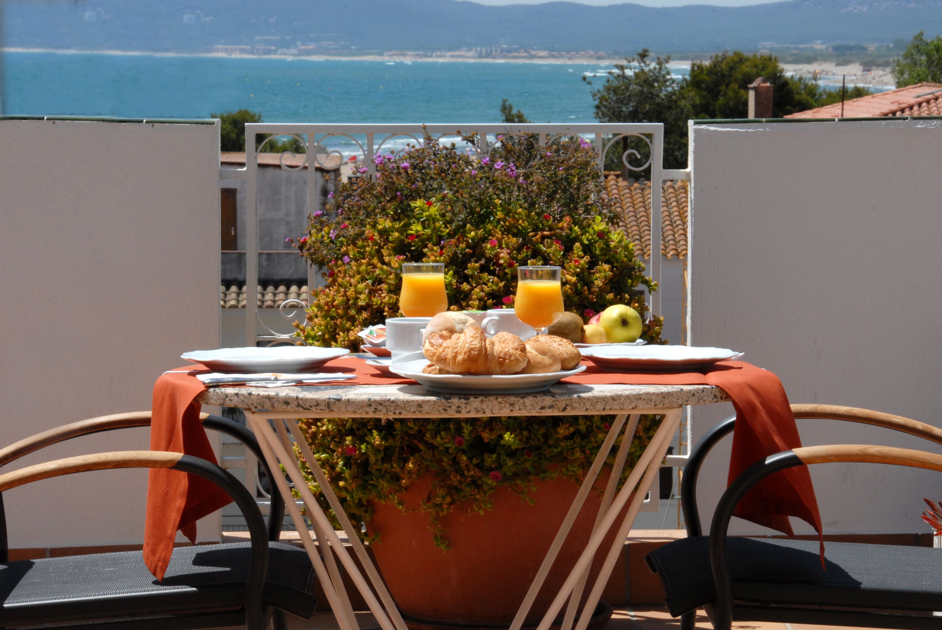 breakfast, lunch and dinner served