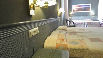 Vierpersoonskamer | Een minibar, een kluis op de kamer, een bureau, een laptopwerkplek