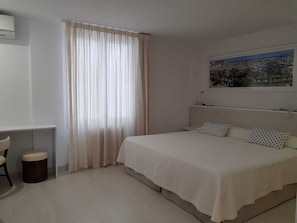 Minibar, in-room safe, desk, laptop workspace - Hotel Santa Anna (Torroella de Montgrí)