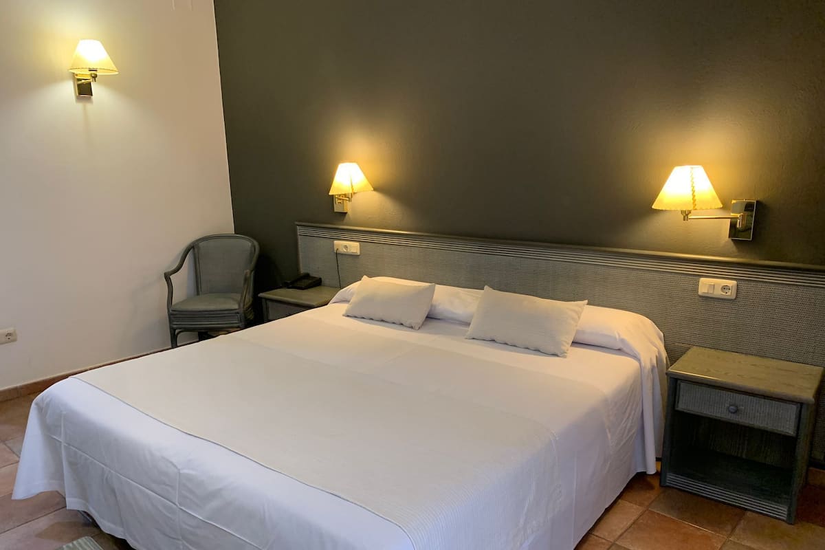 Minibar, in-room safe, desk, laptop workspace